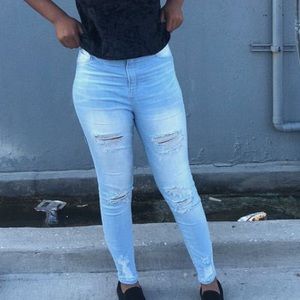 Lightwash Ripped Jeans